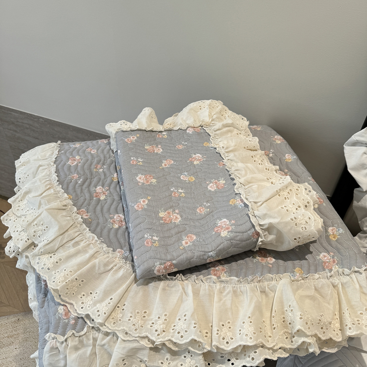 91家纺网 家纺一手货源 找家纺 莱豫家纺 2025秋冬新款纯棉床盖三件套可配同款四季被同款被套 沐辰花灰