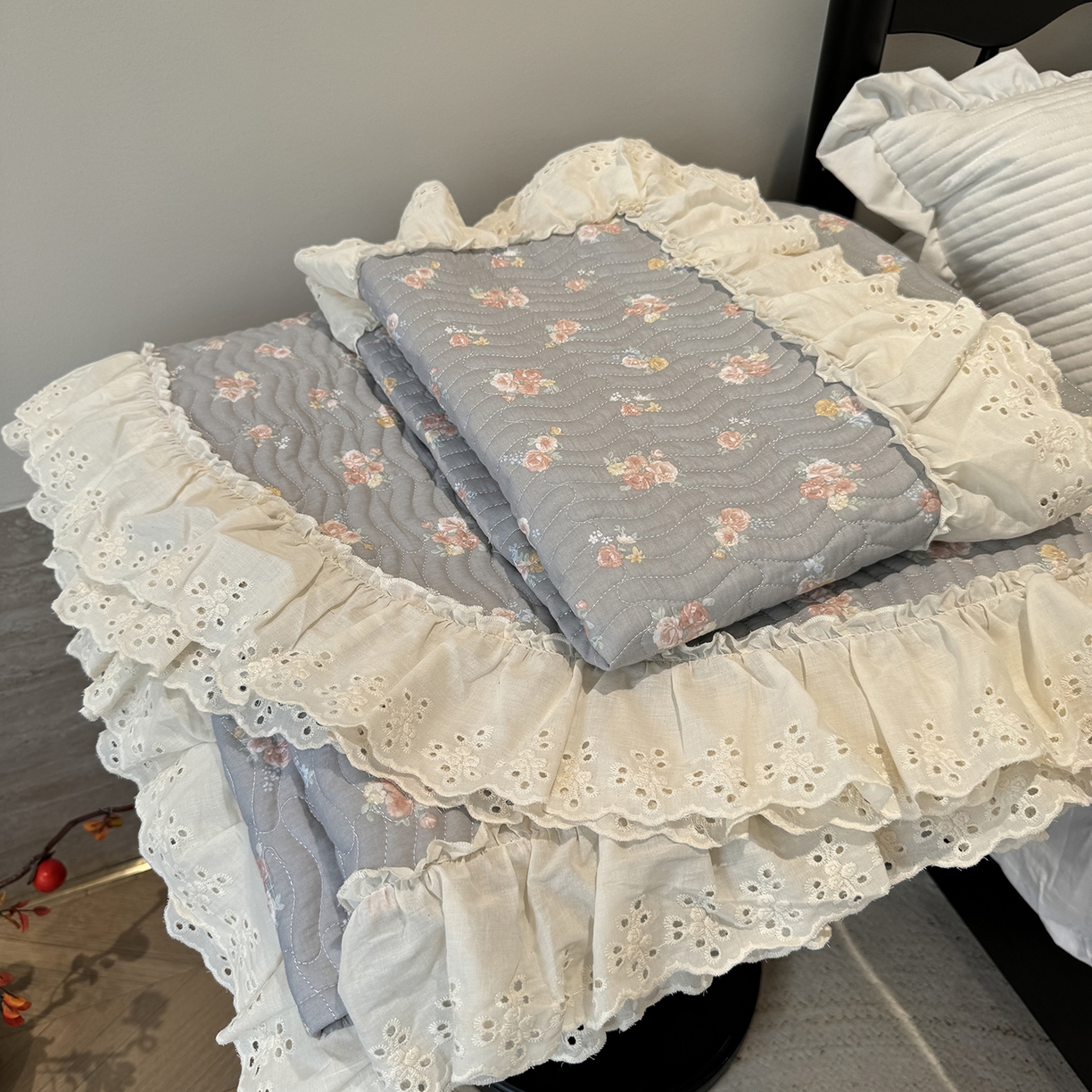 91家纺网 家纺一手货源 找家纺 莱豫家纺 2025秋冬新款纯棉床盖三件套可配同款四季被同款被套 沐辰花灰