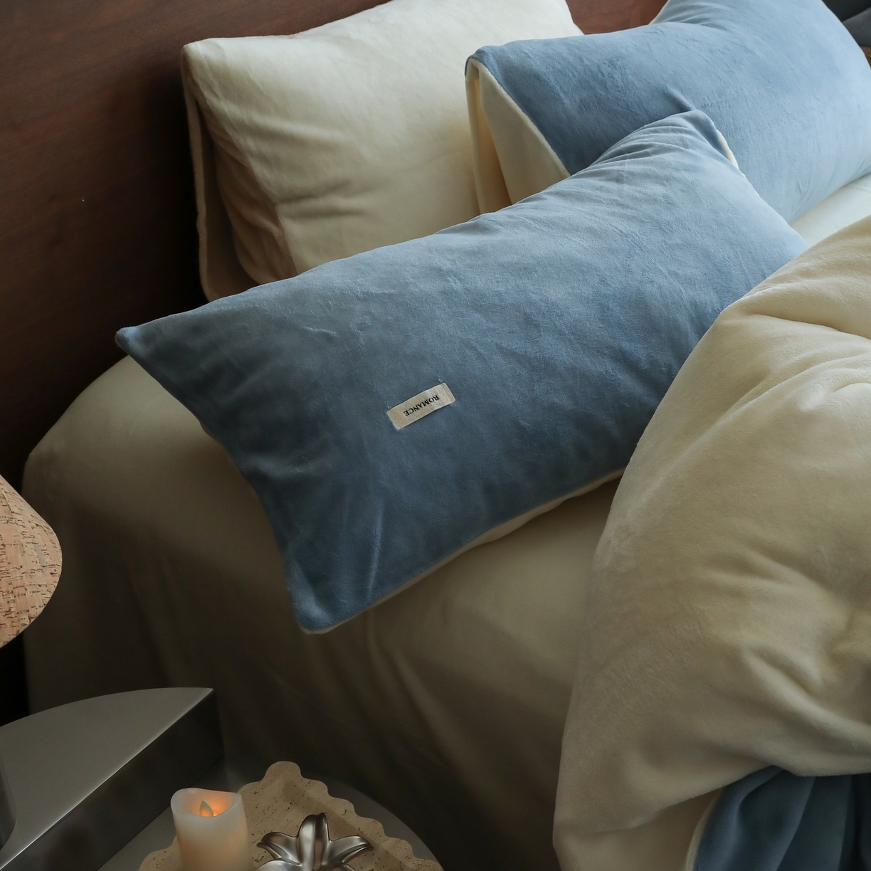 91家纺网 家纺一手货源 找家纺 时光里 2025新款230克纯色双拼牛奶绒四件套 复古蓝拼奶白