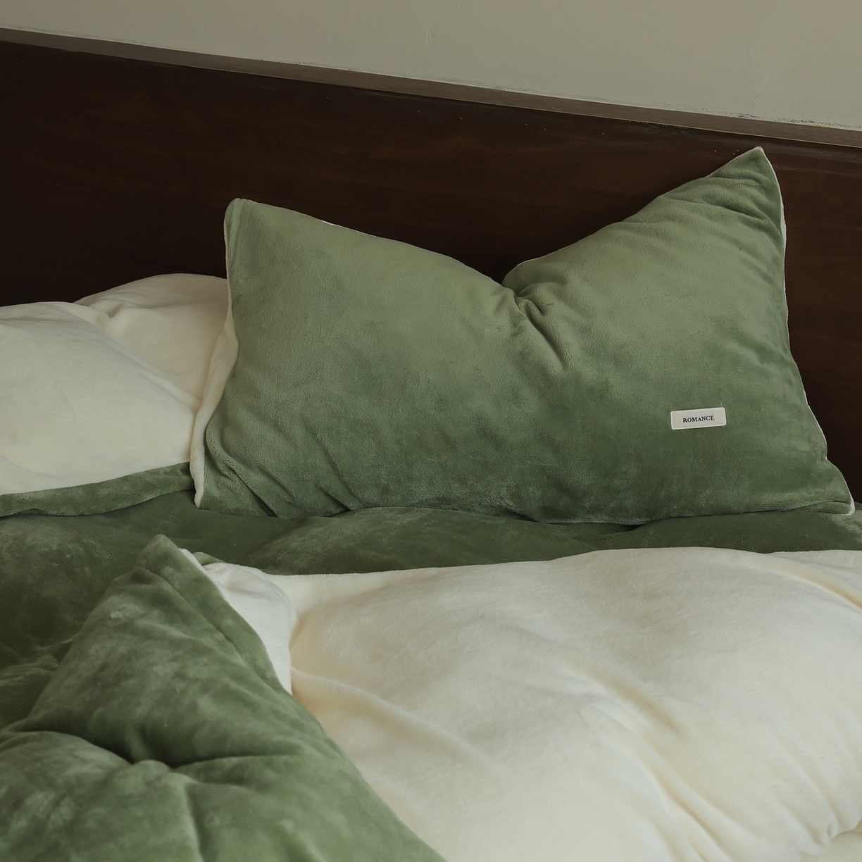 91家纺网 家纺一手货源 找家纺 时光里 2025新款230克纯色双拼牛奶绒四件套 橄榄绿拼奶白