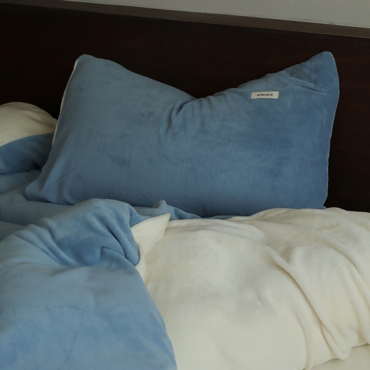 91家纺网 家纺一手货源 找家纺 时光里 2025新款230克纯色双拼牛奶绒四件套 复古蓝拼奶白