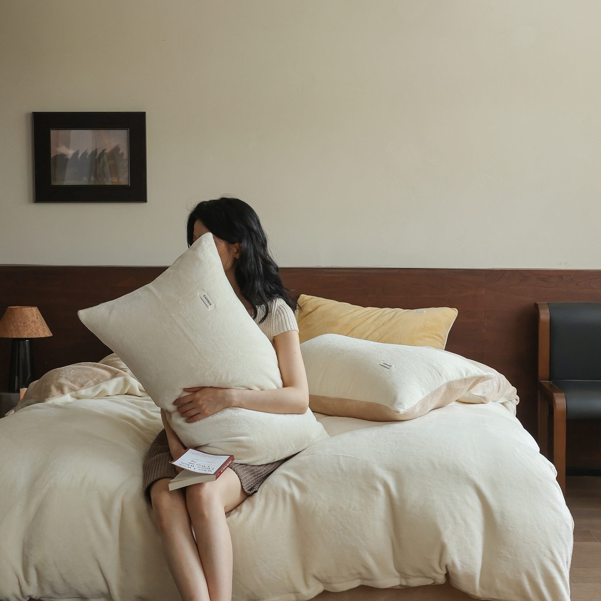 91家纺网 家纺一手货源 找家纺 时光里 2025新款230克纯色双拼牛奶绒四件套 奶白拼杏仁