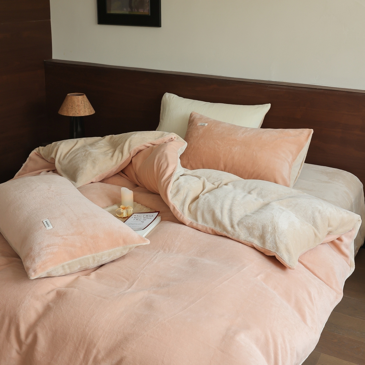 91家纺网 家纺一手货源 找家纺 时光里 2025新款230克纯色双拼牛奶绒四件套 浅驼拼杏仁