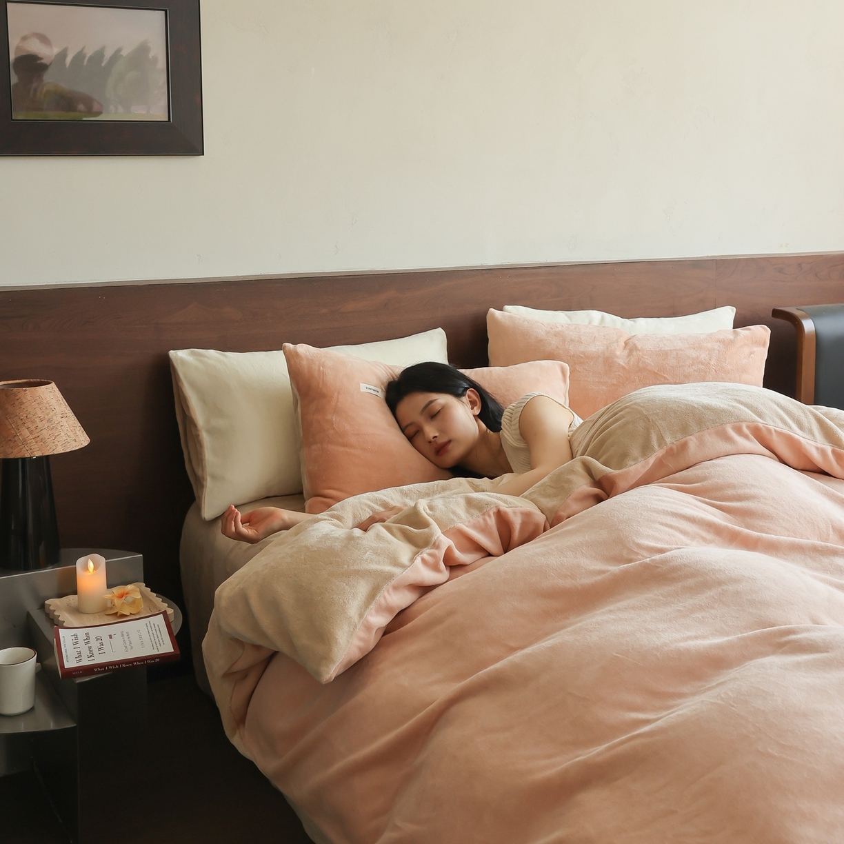 91家纺网 家纺一手货源 找家纺 时光里 2025新款230克纯色双拼牛奶绒四件套 浅驼拼杏仁