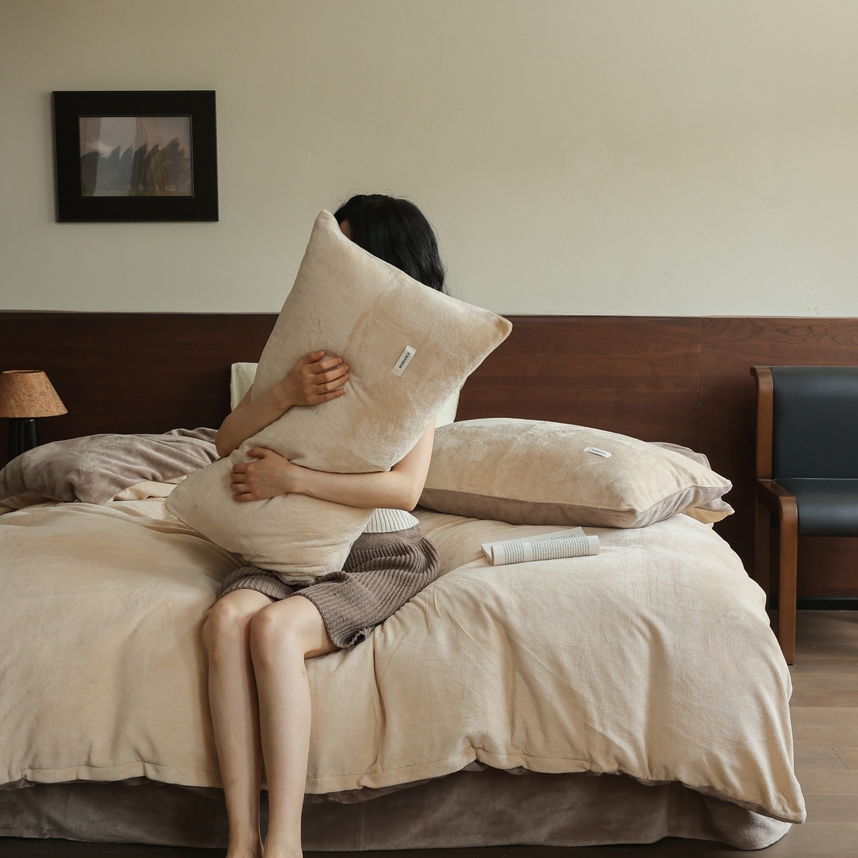 91家纺网 家纺一手货源 找家纺 时光里 2025新款230克纯色双拼牛奶绒四件套 杏仁拼米咖