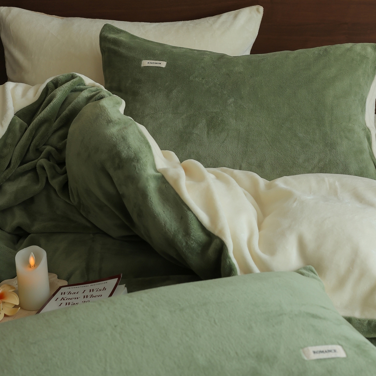 91家纺网 家纺一手货源 找家纺 时光里 2025新款230克纯色双拼牛奶绒四件套 橄榄绿拼奶白