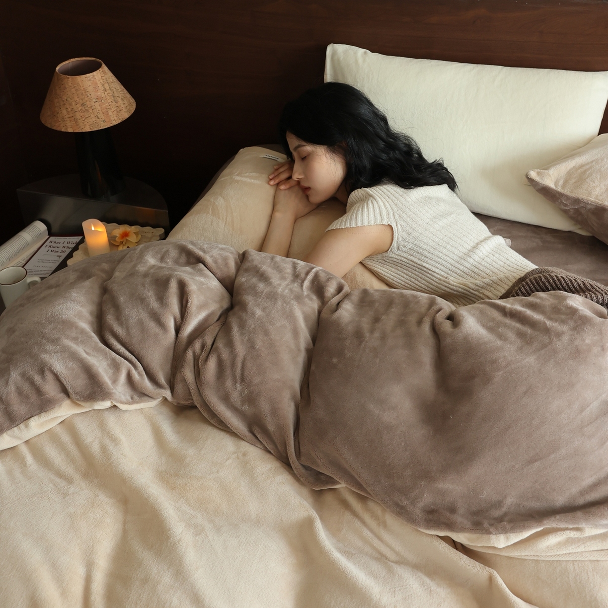 91家纺网 家纺一手货源 找家纺 时光里 2025新款230克纯色双拼牛奶绒四件套 杏仁拼米咖