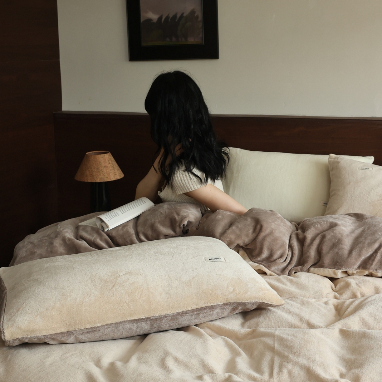 91家纺网 家纺一手货源 找家纺 时光里 2025新款230克纯色双拼牛奶绒四件套 杏仁拼米咖