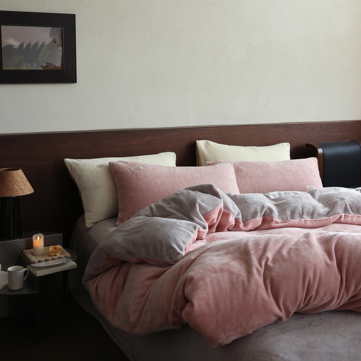 91家纺网 家纺一手货源 找家纺 时光里 2025新款230克纯色双拼牛奶绒四件套 藕粉拼星际灰