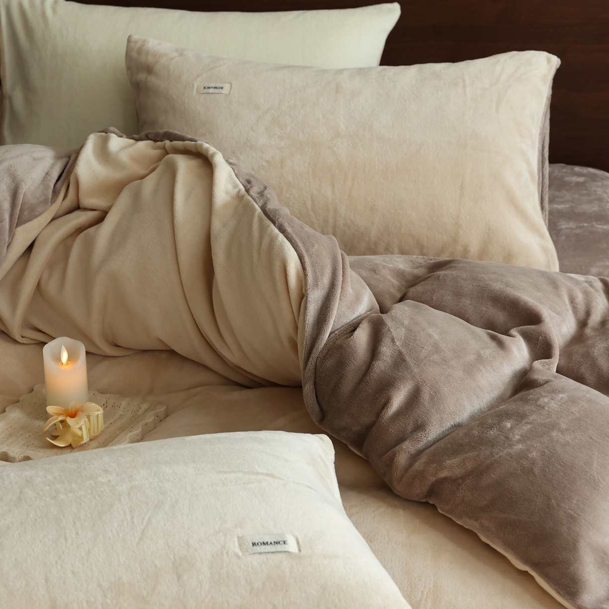 91家纺网 家纺一手货源 找家纺 时光里 2025新款230克纯色双拼牛奶绒四件套 杏仁拼米咖