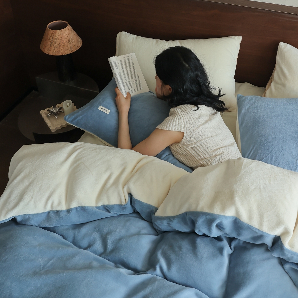 91家纺网 家纺一手货源 找家纺 时光里 2025新款230克纯色双拼牛奶绒四件套 复古蓝拼奶白