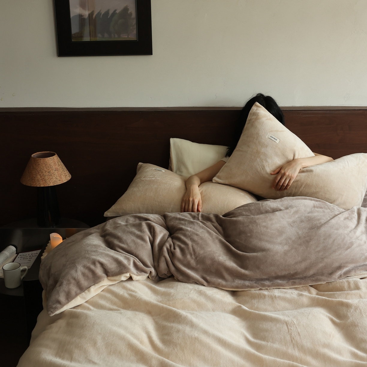 91家纺网 家纺一手货源 找家纺 时光里 2025新款230克纯色双拼牛奶绒四件套 杏仁拼米咖