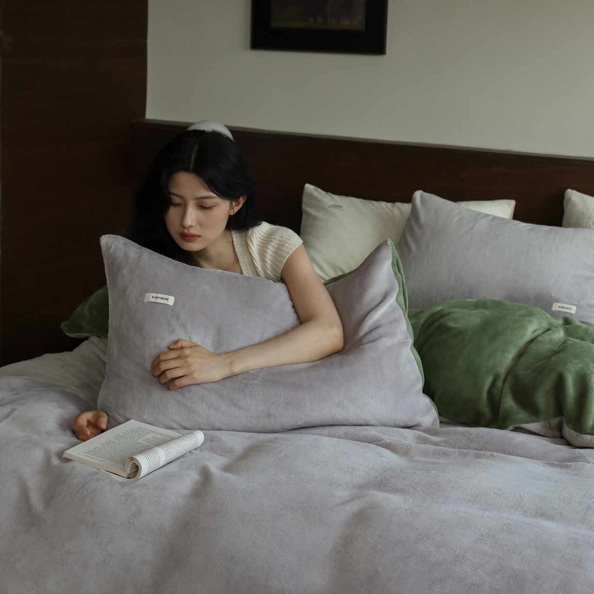 91家纺网 家纺一手货源 找家纺 时光里 2025新款230克纯色双拼牛奶绒四件套 星际灰拼橄榄绿