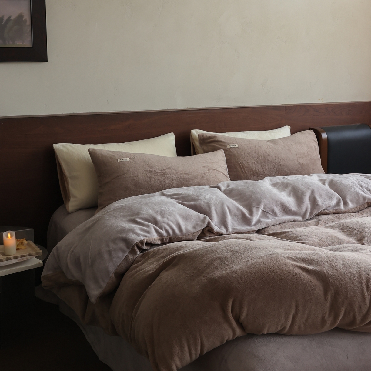 91家纺网 家纺一手货源 找家纺 时光里 2025新款230克纯色双拼牛奶绒四件套 米咖拼星际灰