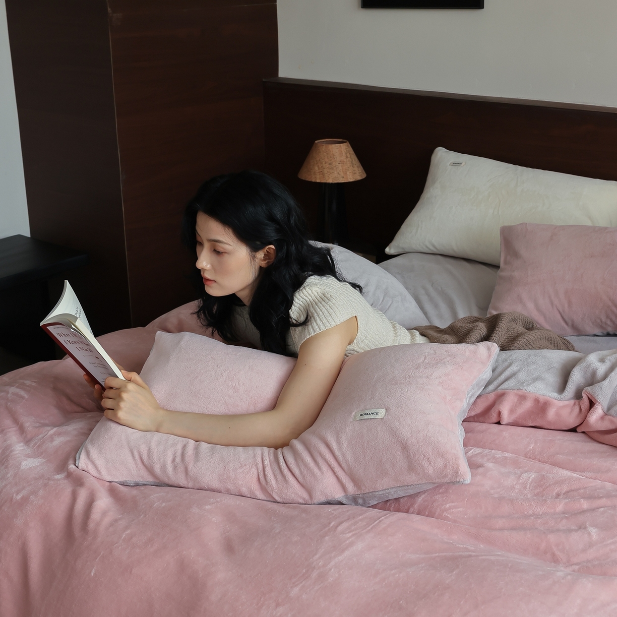 91家纺网 家纺一手货源 找家纺 时光里 2025新款230克纯色双拼牛奶绒四件套 藕粉拼星际灰