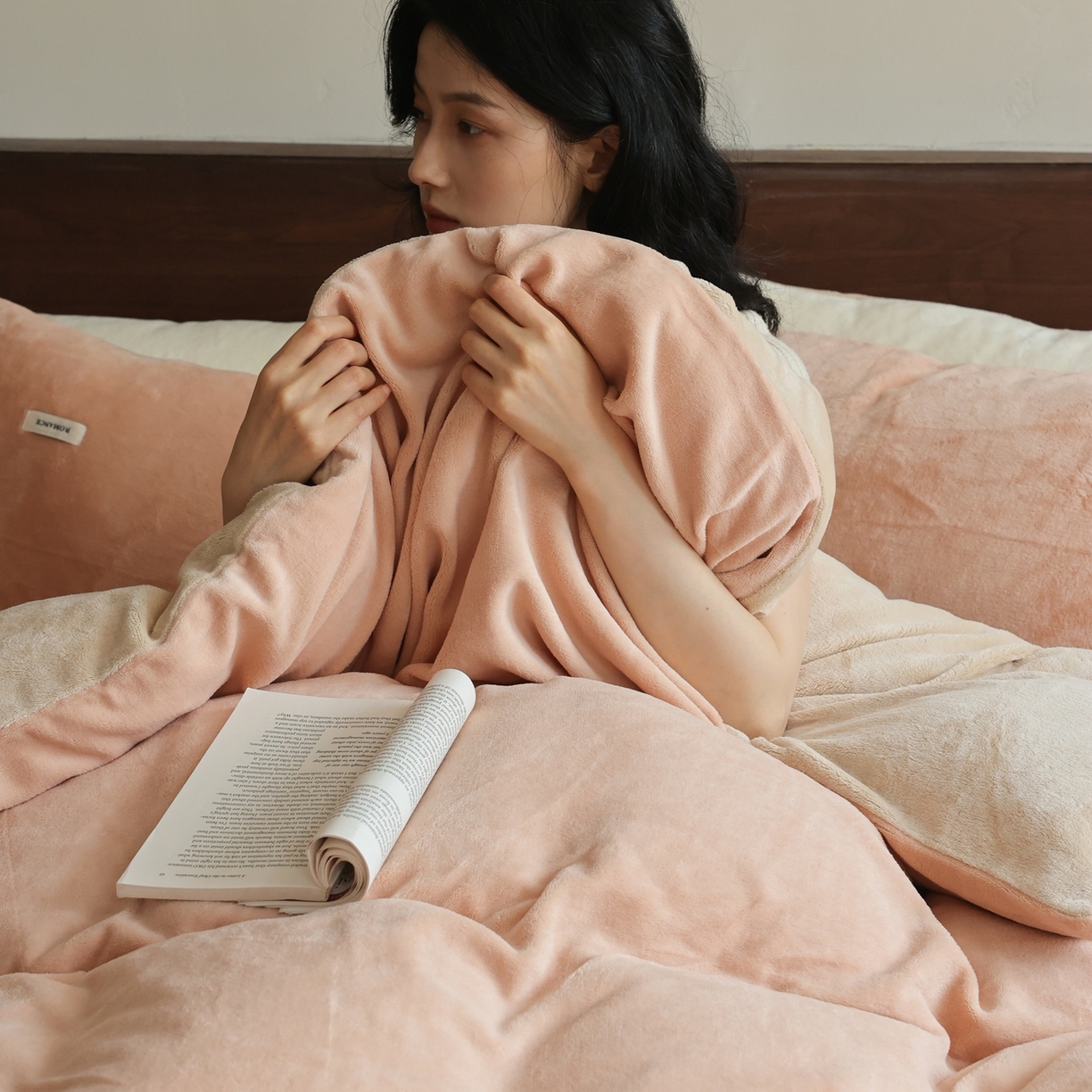 91家纺网 家纺一手货源 找家纺 时光里 2025新款230克纯色双拼牛奶绒四件套 浅驼拼杏仁