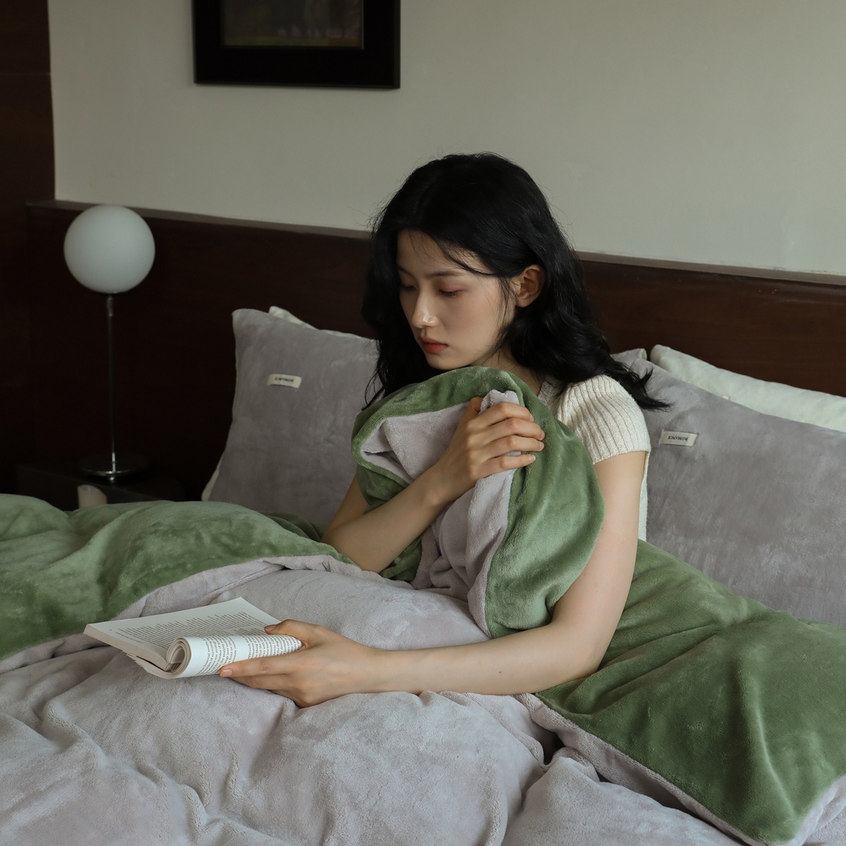 91家纺网 家纺一手货源 找家纺 时光里 2025新款230克纯色双拼牛奶绒四件套 星际灰拼橄榄绿