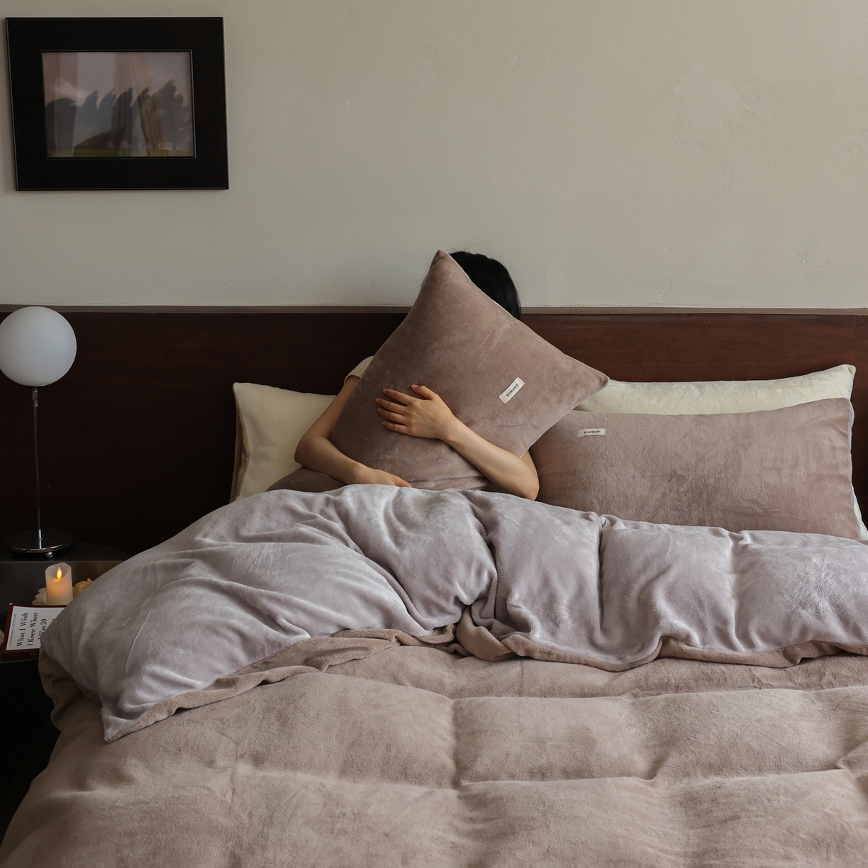 91家纺网 家纺一手货源 找家纺 时光里 2025新款230克纯色双拼牛奶绒四件套 米咖拼星际灰