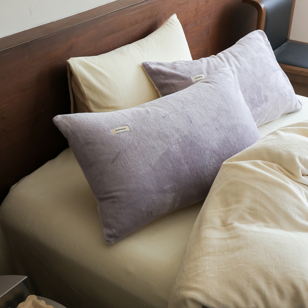 91家纺网 家纺一手货源 找家纺 时光里 2025新款230克纯色双拼牛奶绒四件套 浅紫拼奶白