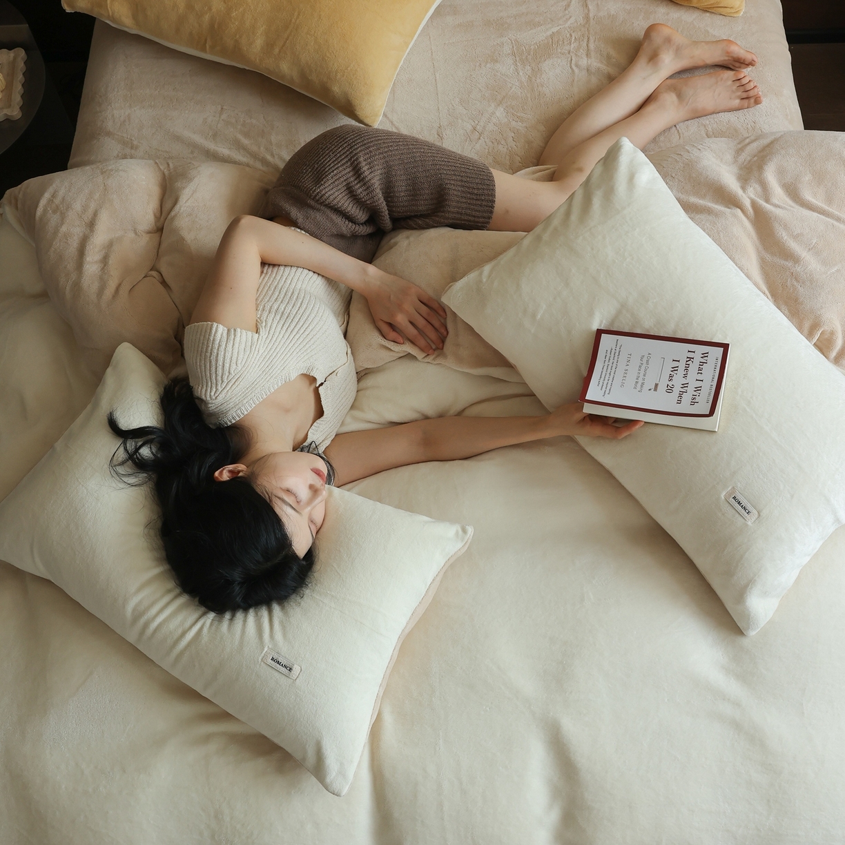 91家纺网 家纺一手货源 找家纺 时光里 2025新款230克纯色双拼牛奶绒四件套 奶白拼杏仁