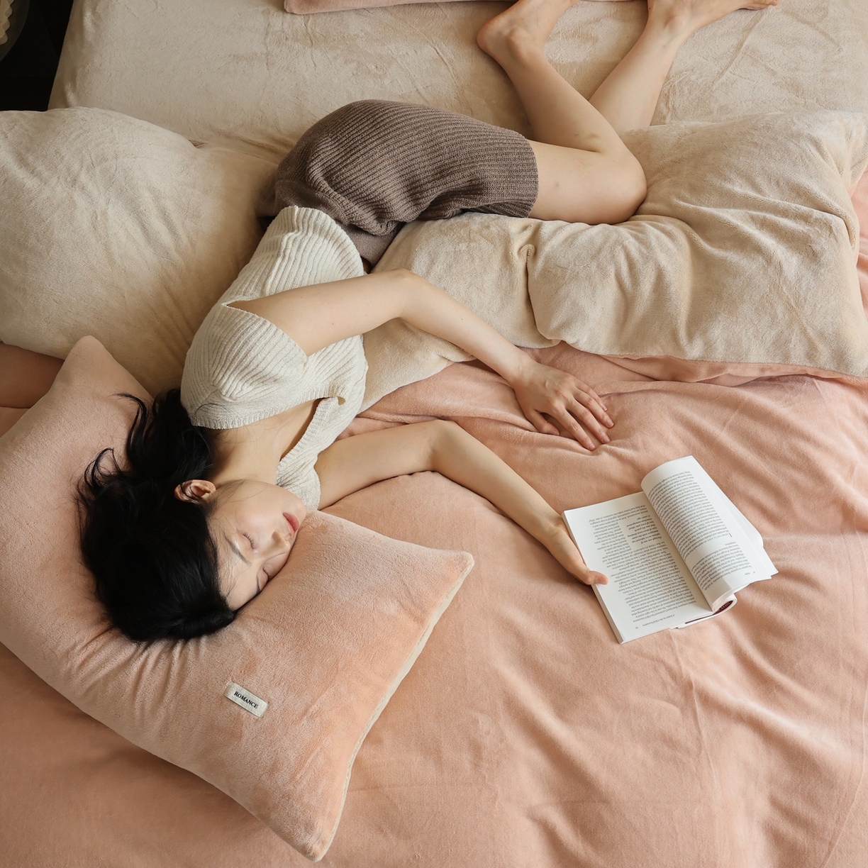 91家纺网 家纺一手货源 找家纺 时光里 2025新款230克纯色双拼牛奶绒四件套 浅驼拼杏仁