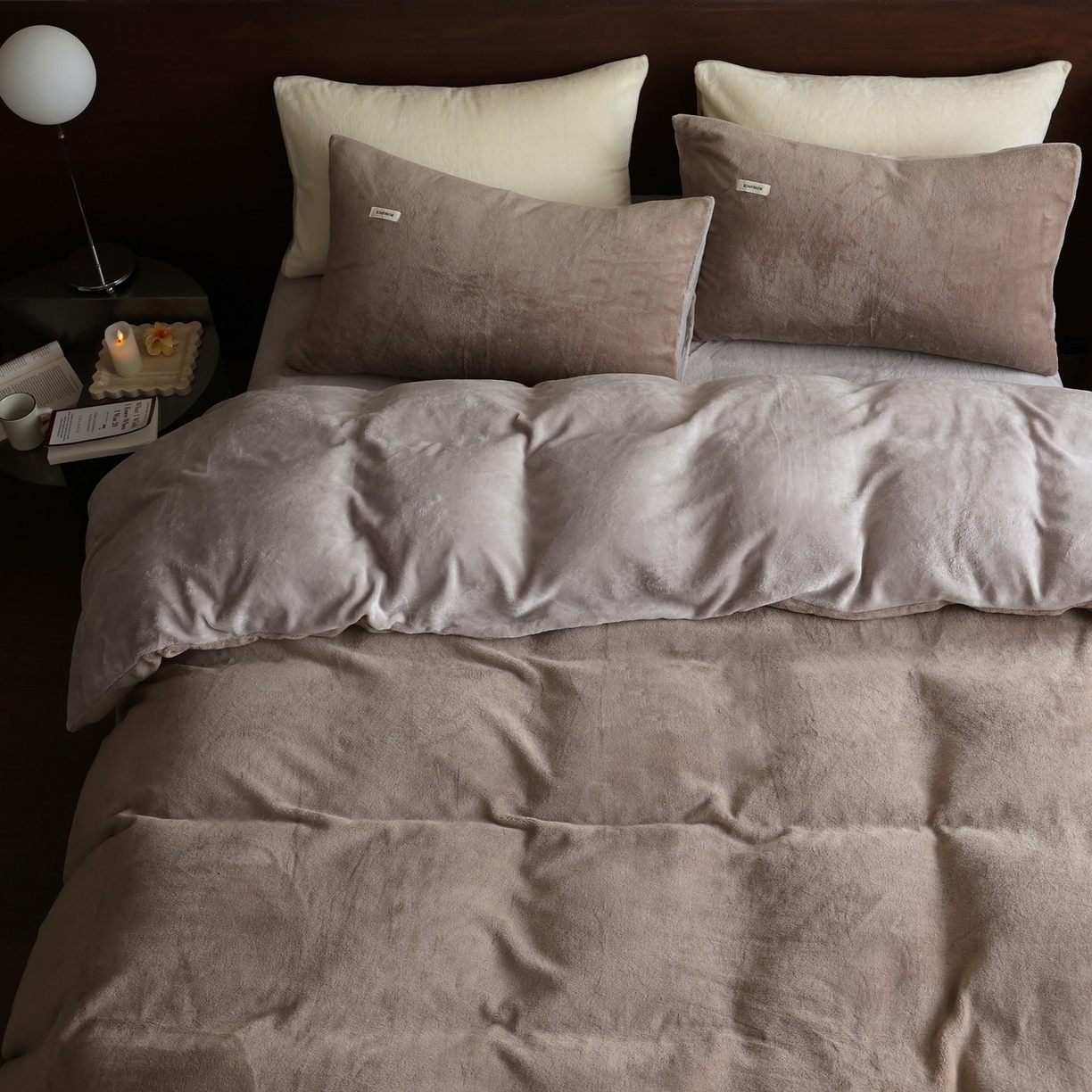 91家纺网 家纺一手货源 找家纺 时光里 2025新款230克纯色双拼牛奶绒四件套 米咖拼星际灰