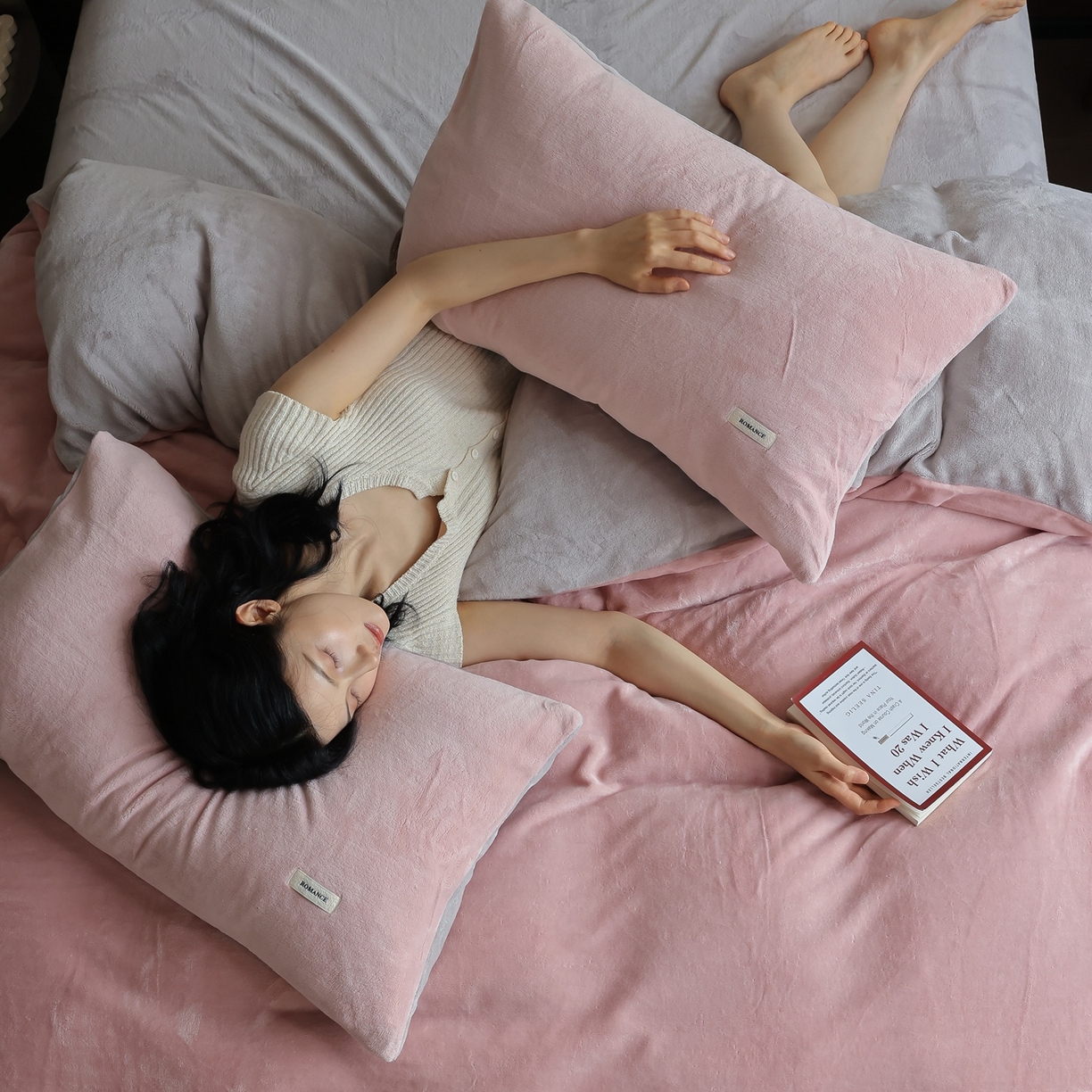 91家纺网 家纺一手货源 找家纺 时光里 2025新款230克纯色双拼牛奶绒四件套 藕粉拼星际灰