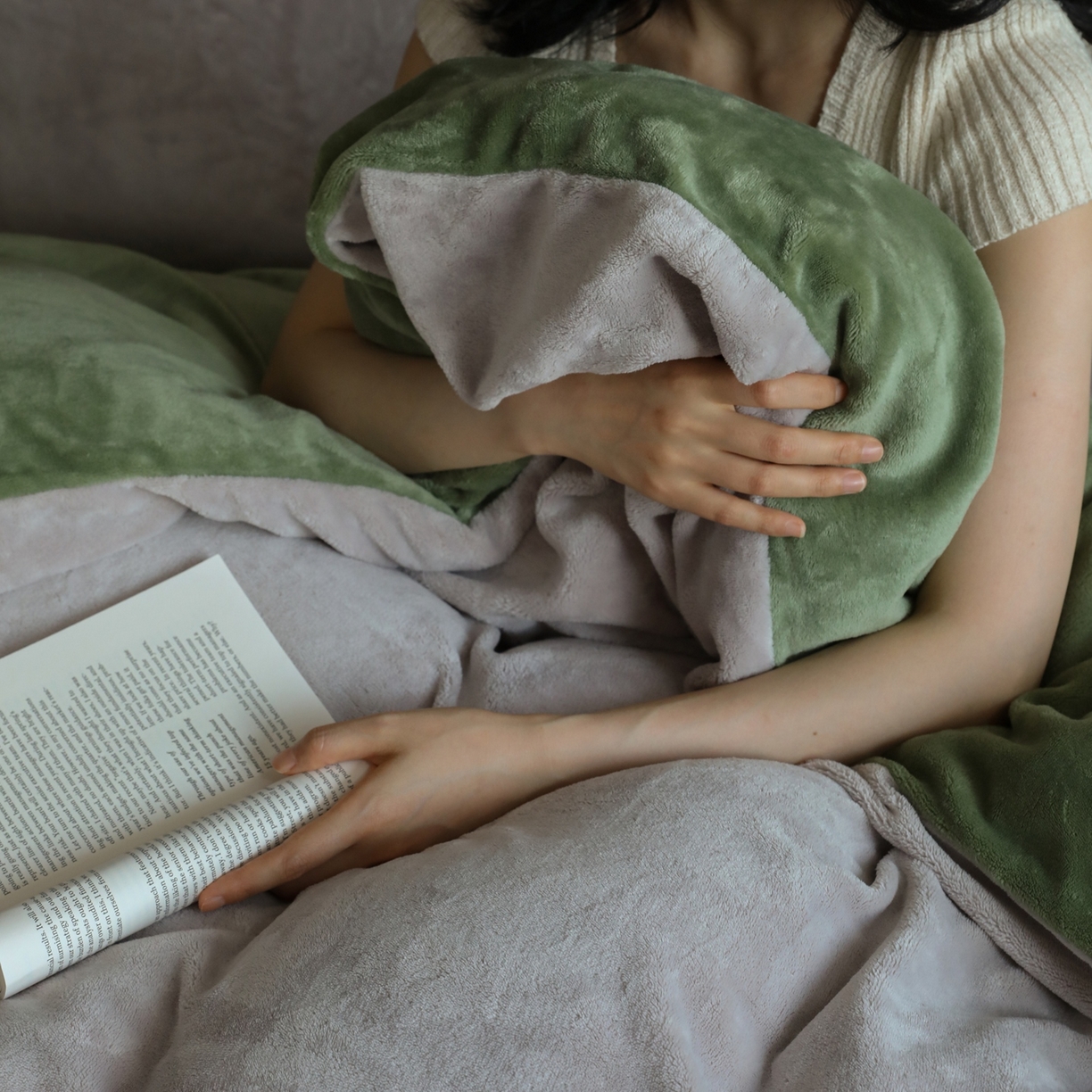 91家纺网 家纺一手货源 找家纺 时光里 2025新款230克纯色双拼牛奶绒四件套 星际灰拼橄榄绿