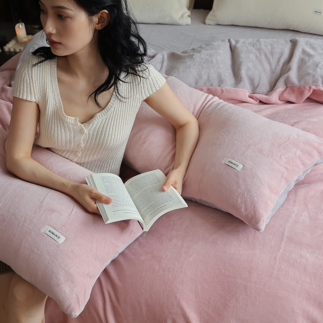 91家纺网 家纺一手货源 找家纺 时光里 2025新款230克纯色双拼牛奶绒四件套 藕粉拼星际灰