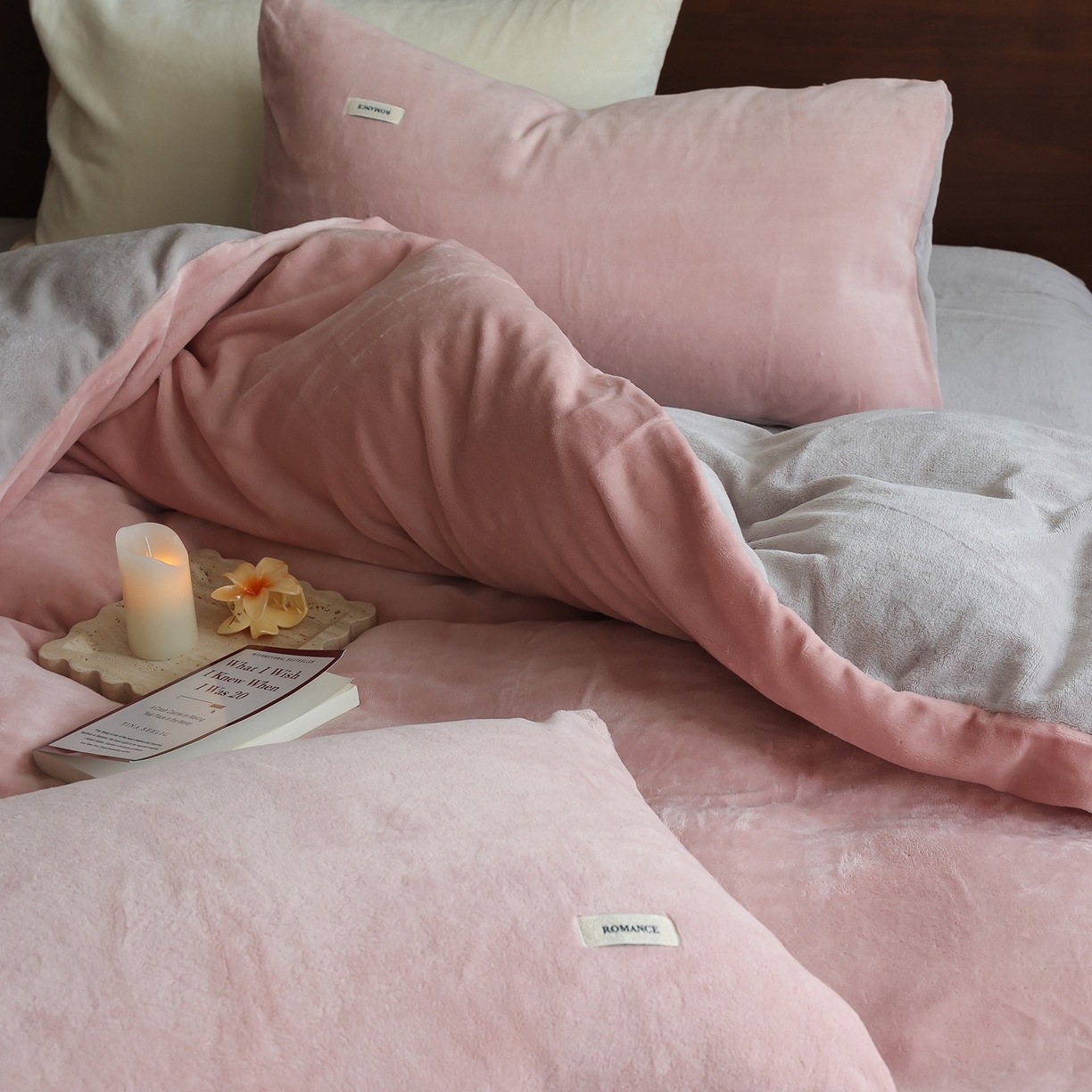 91家纺网 家纺一手货源 找家纺 时光里 2025新款230克纯色双拼牛奶绒四件套 藕粉拼星际灰