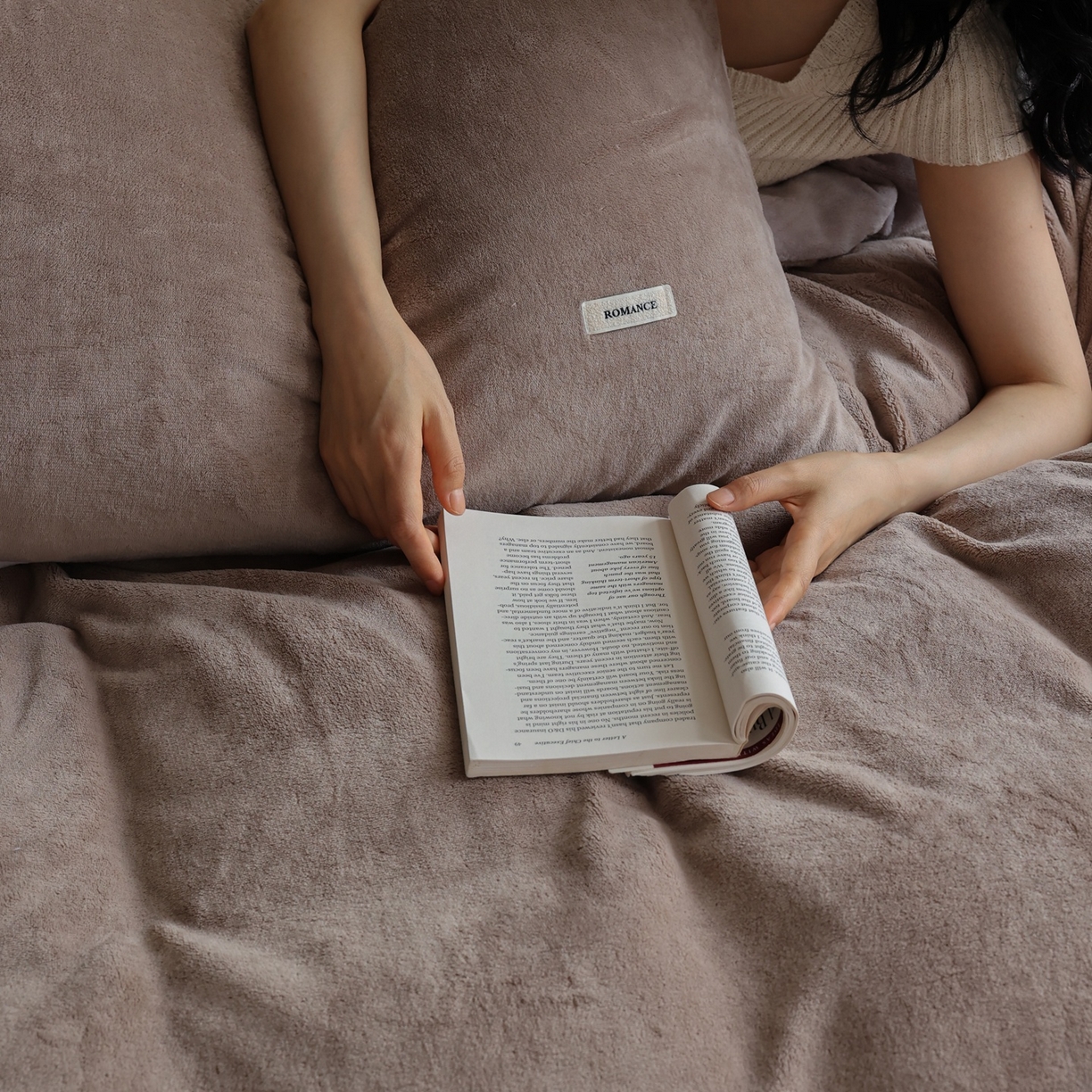 91家纺网 家纺一手货源 找家纺 时光里 2025新款230克纯色双拼牛奶绒四件套 米咖拼星际灰