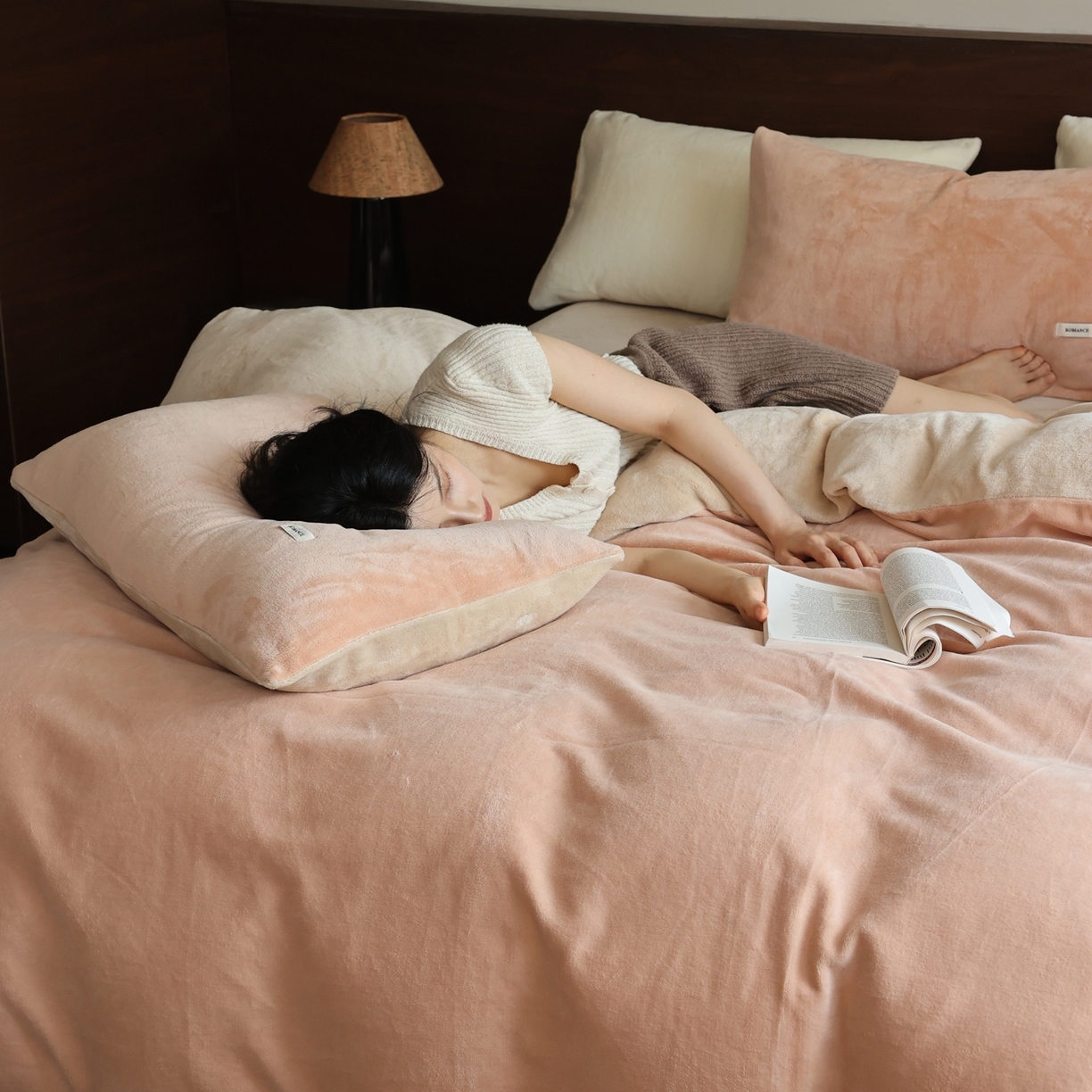 91家纺网 家纺一手货源 找家纺 时光里 2025新款230克纯色双拼牛奶绒四件套 浅驼拼杏仁