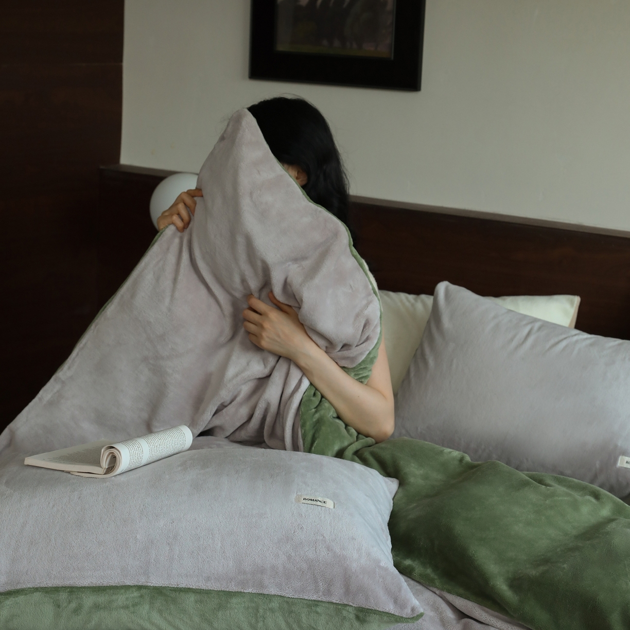 91家纺网 家纺一手货源 找家纺 时光里 2025新款230克纯色双拼牛奶绒四件套 星际灰拼橄榄绿