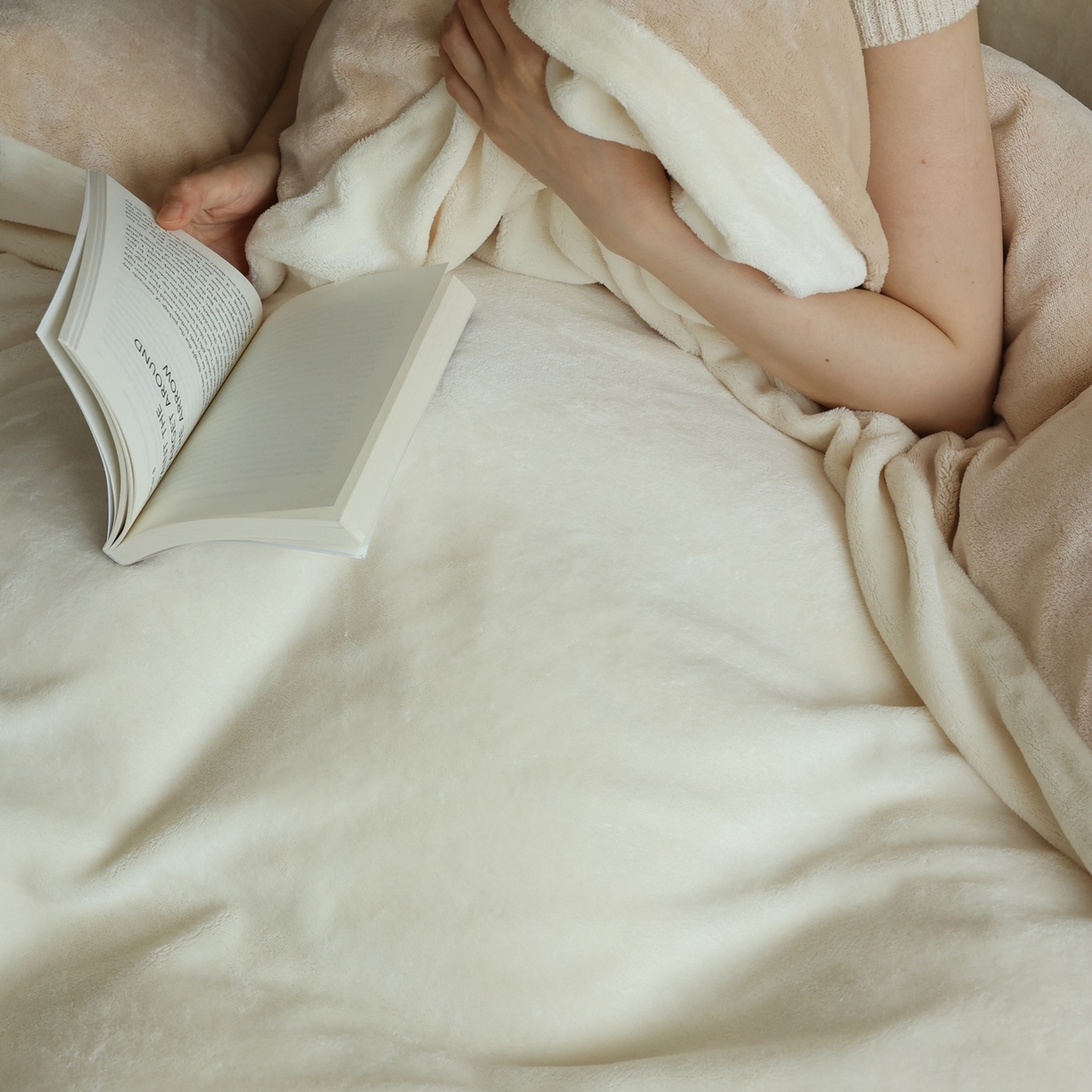 91家纺网 家纺一手货源 找家纺 时光里 2025新款230克纯色双拼牛奶绒四件套 奶白拼杏仁