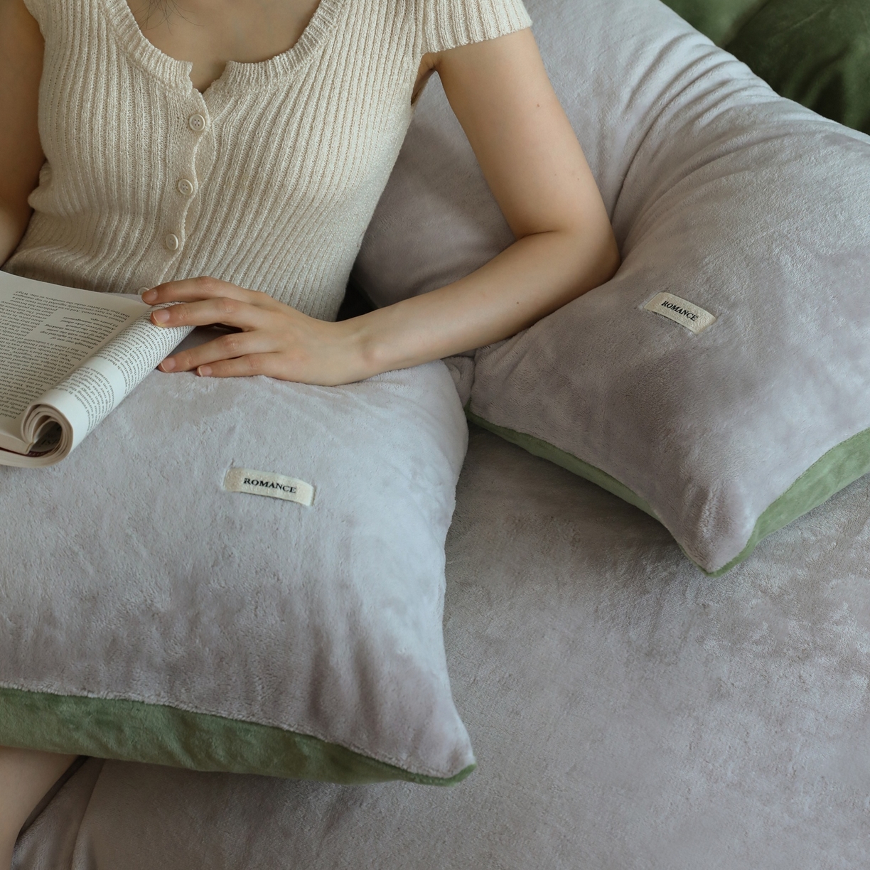 91家纺网 家纺一手货源 找家纺 时光里 2025新款230克纯色双拼牛奶绒四件套 星际灰拼橄榄绿