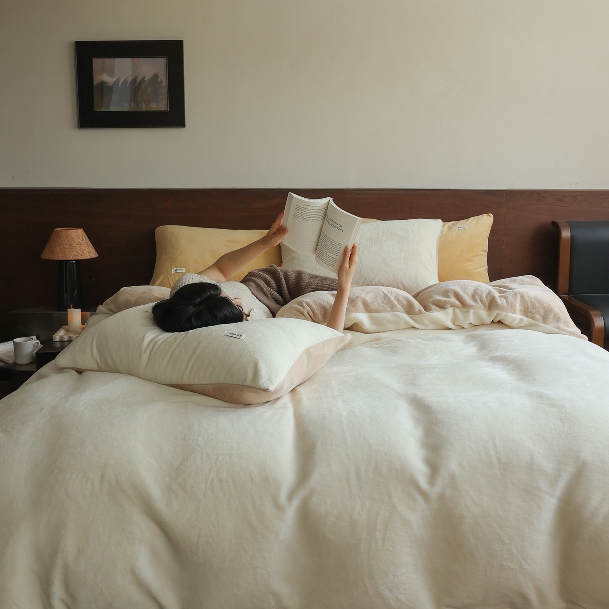 91家纺网 家纺一手货源 找家纺 时光里 2025新款230克纯色双拼牛奶绒四件套 奶白拼杏仁