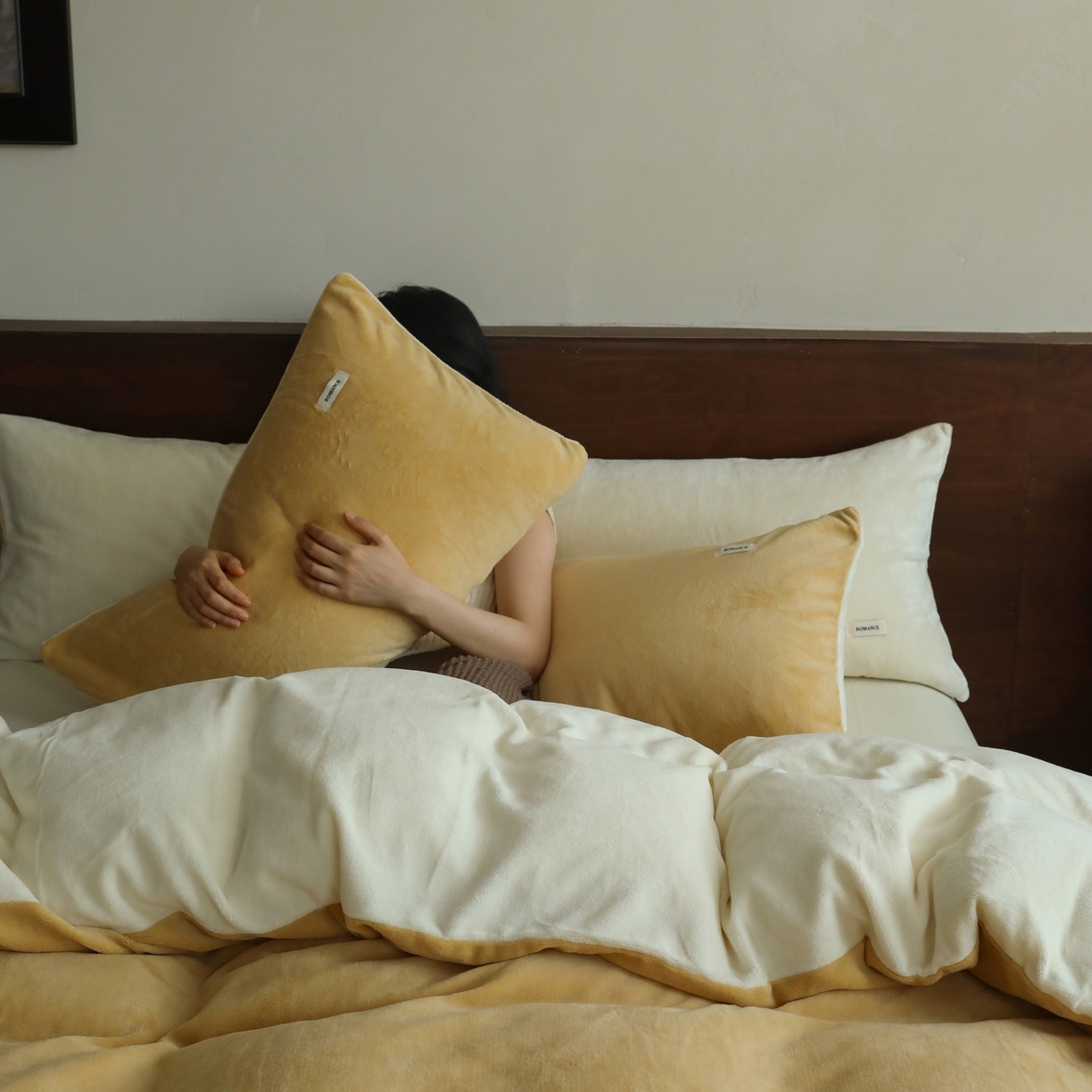 91家纺网 家纺一手货源 找家纺 时光里 2025新款230克纯色双拼牛奶绒四件套 沙漠黄拼奶白