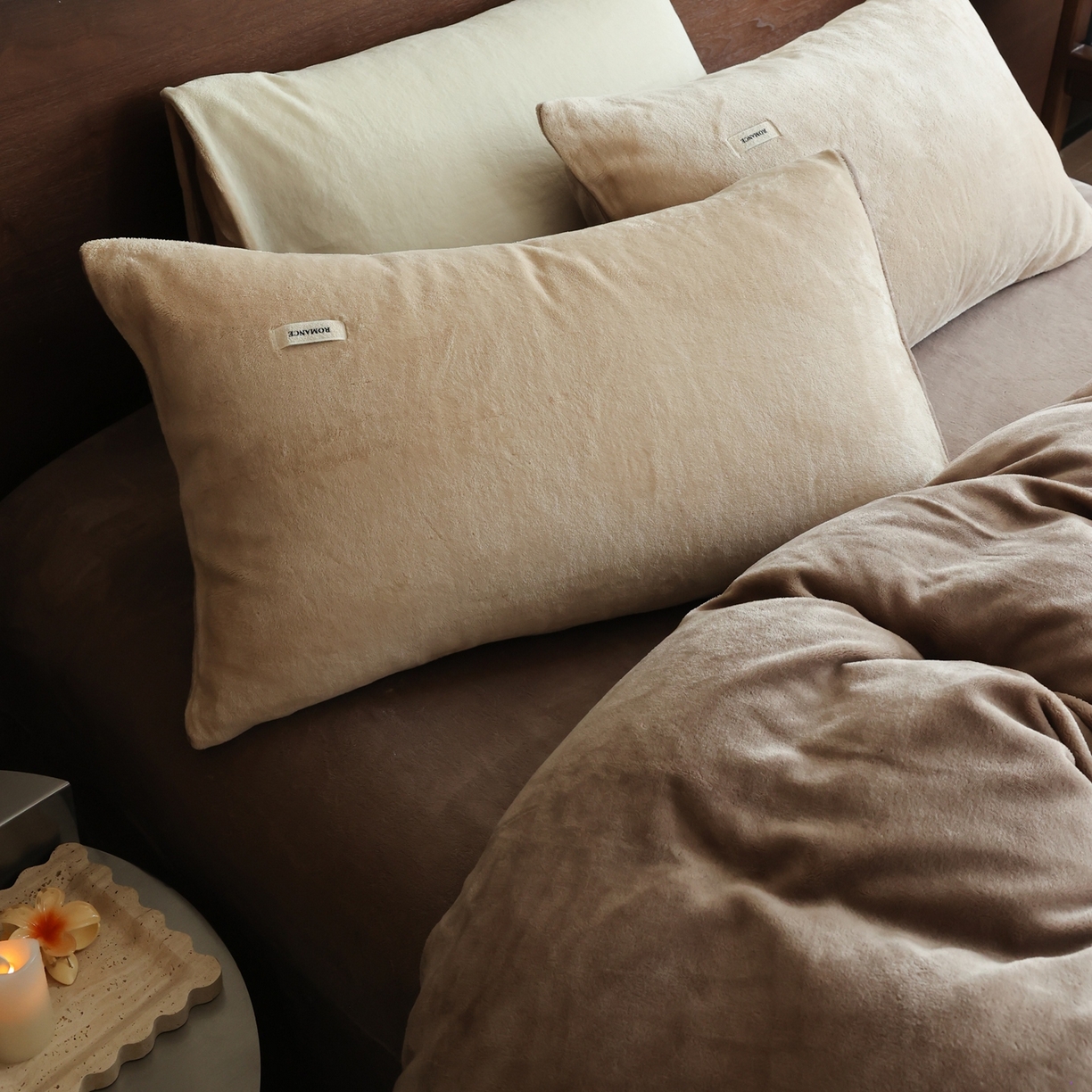 91家纺网 家纺一手货源 找家纺 时光里 2025新款230克纯色双拼牛奶绒四件套 杏仁拼米咖