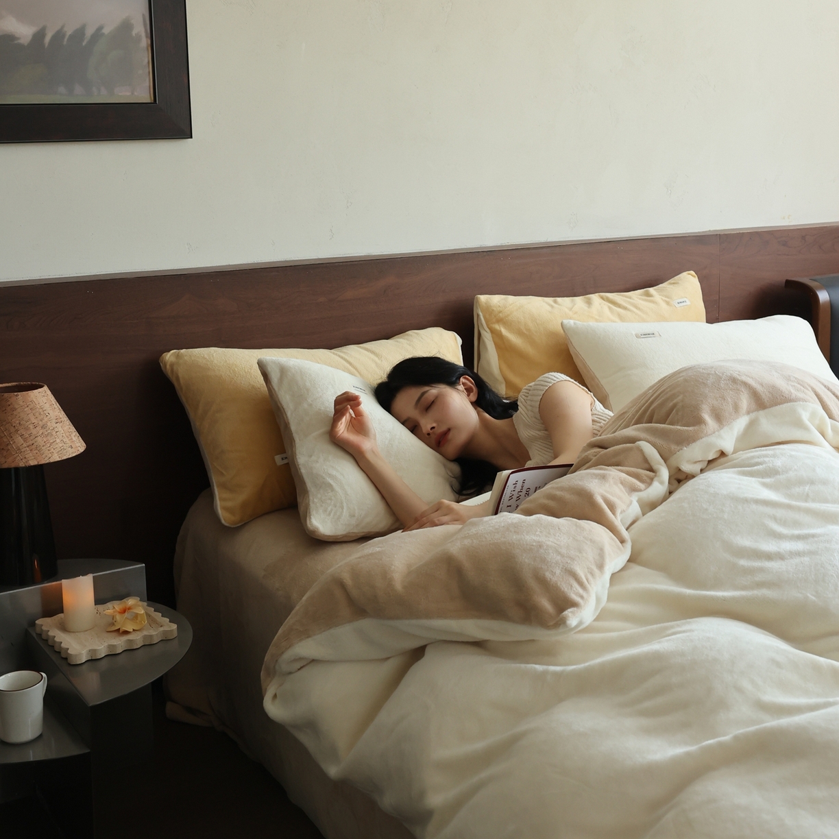 91家纺网 家纺一手货源 找家纺 时光里 2025新款230克纯色双拼牛奶绒四件套 奶白拼杏仁