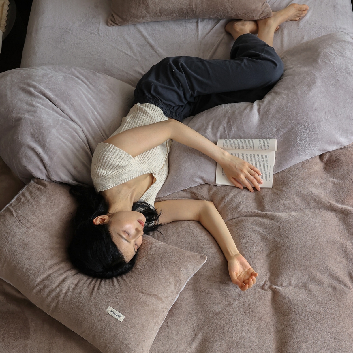 91家纺网 家纺一手货源 找家纺 时光里 2025新款230克纯色双拼牛奶绒四件套 米咖拼星际灰