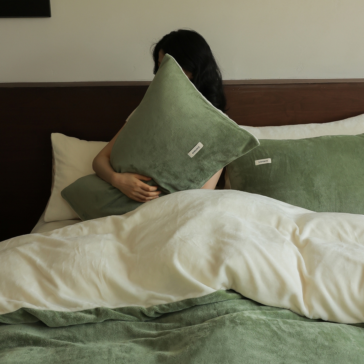 91家纺网 家纺一手货源 找家纺 时光里 2025新款230克纯色双拼牛奶绒四件套 橄榄绿拼奶白