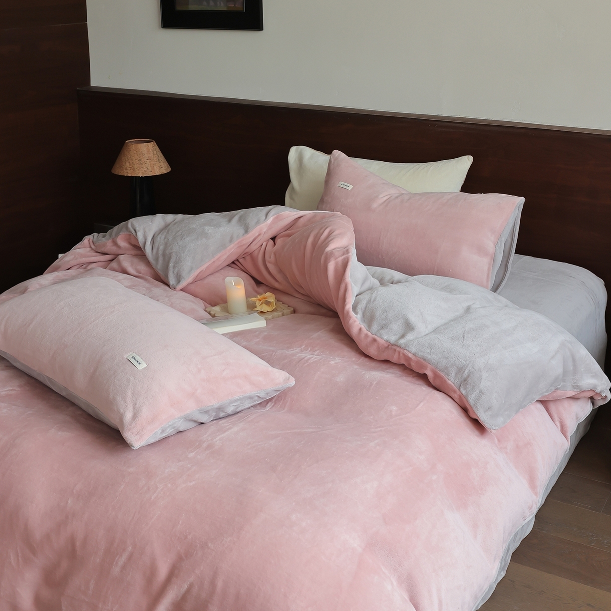 91家纺网 家纺一手货源 找家纺 时光里 2025新款230克纯色双拼牛奶绒四件套 藕粉拼星际灰