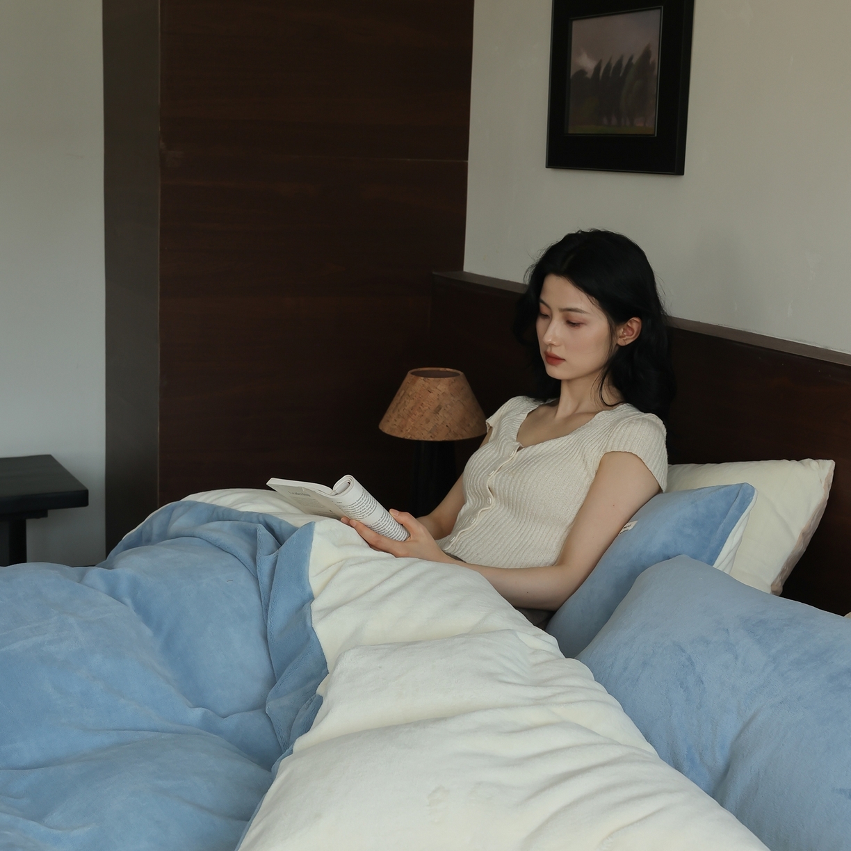 91家纺网 家纺一手货源 找家纺 时光里 2025新款230克纯色双拼牛奶绒四件套 复古蓝拼奶白