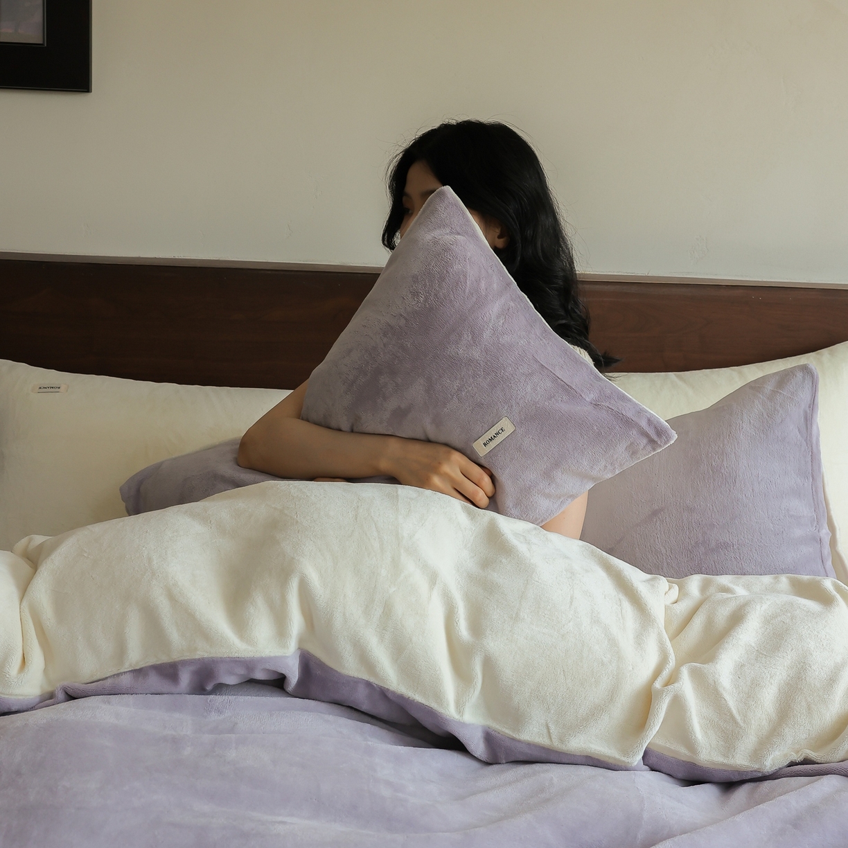 91家纺网 家纺一手货源 找家纺 时光里 2025新款230克纯色双拼牛奶绒四件套 浅紫拼奶白