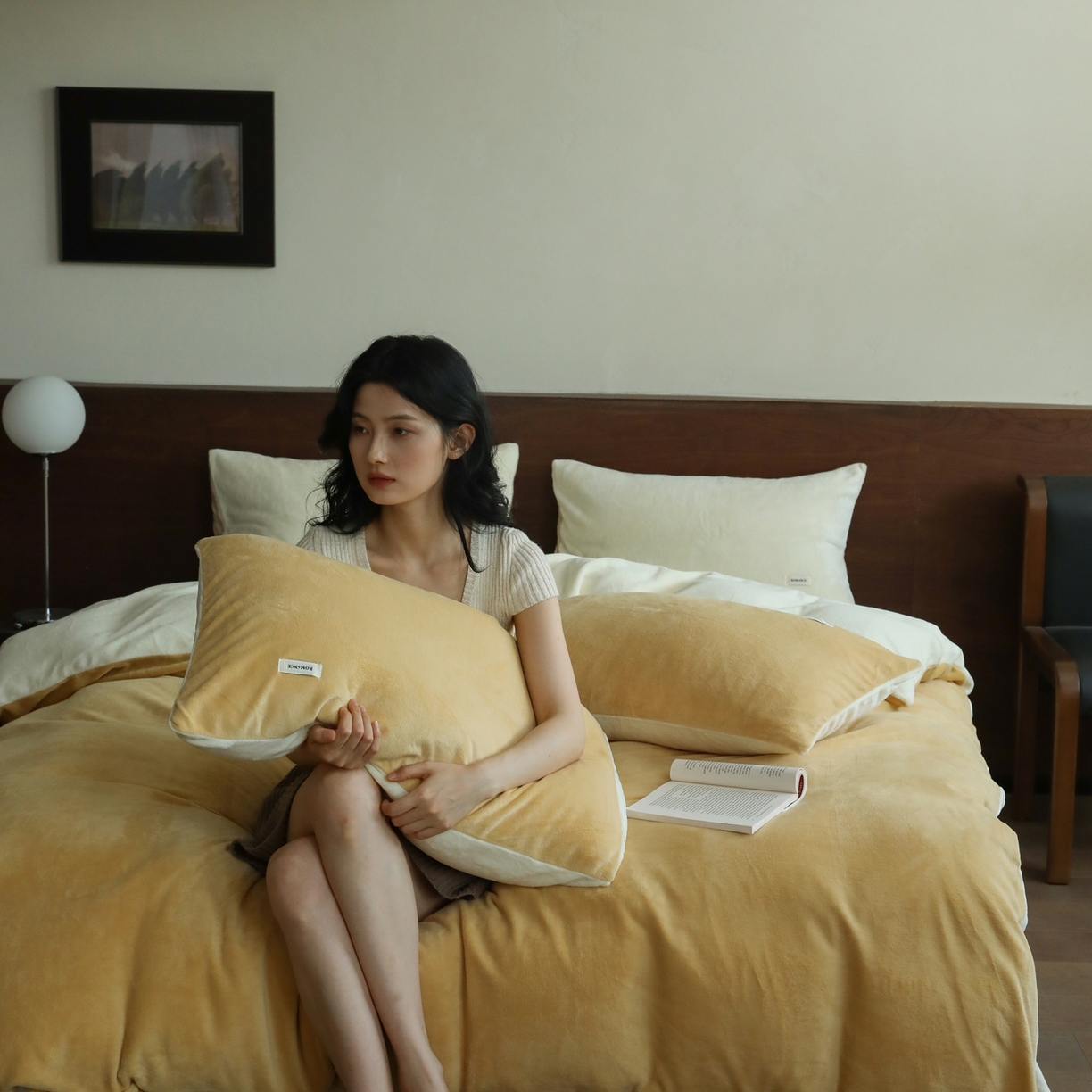 91家纺网 家纺一手货源 找家纺 时光里 2025新款230克纯色双拼牛奶绒四件套 沙漠黄拼奶白