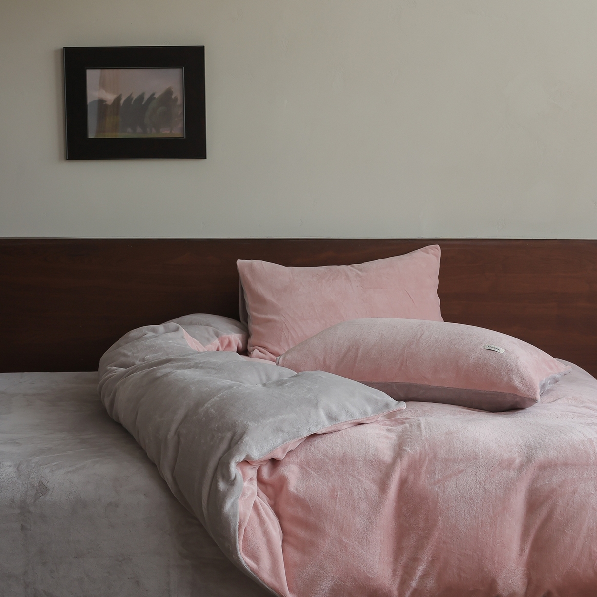 91家纺网 家纺一手货源 找家纺 时光里 2025新款230克纯色双拼牛奶绒四件套 藕粉拼星际灰