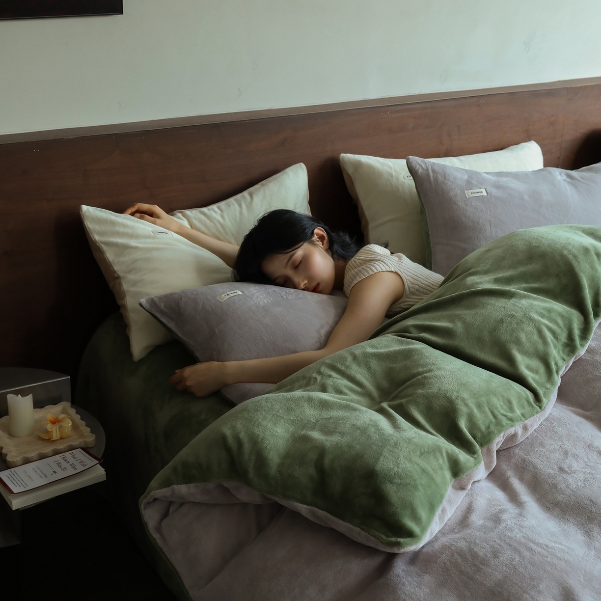 91家纺网 家纺一手货源 找家纺 时光里 2025新款230克纯色双拼牛奶绒四件套 星际灰拼橄榄绿