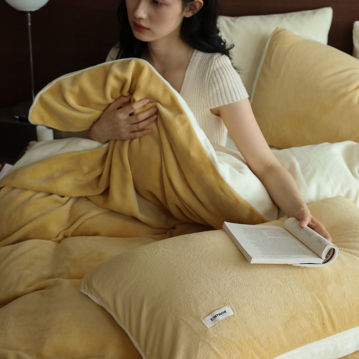 91家纺网 家纺一手货源 找家纺 时光里 2025新款230克纯色双拼牛奶绒四件套 沙漠黄拼奶白