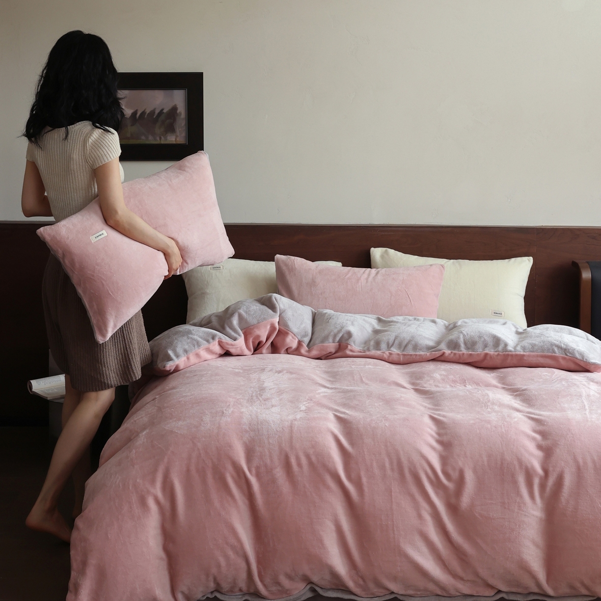 91家纺网 家纺一手货源 找家纺 时光里 2025新款230克纯色双拼牛奶绒四件套 藕粉拼星际灰