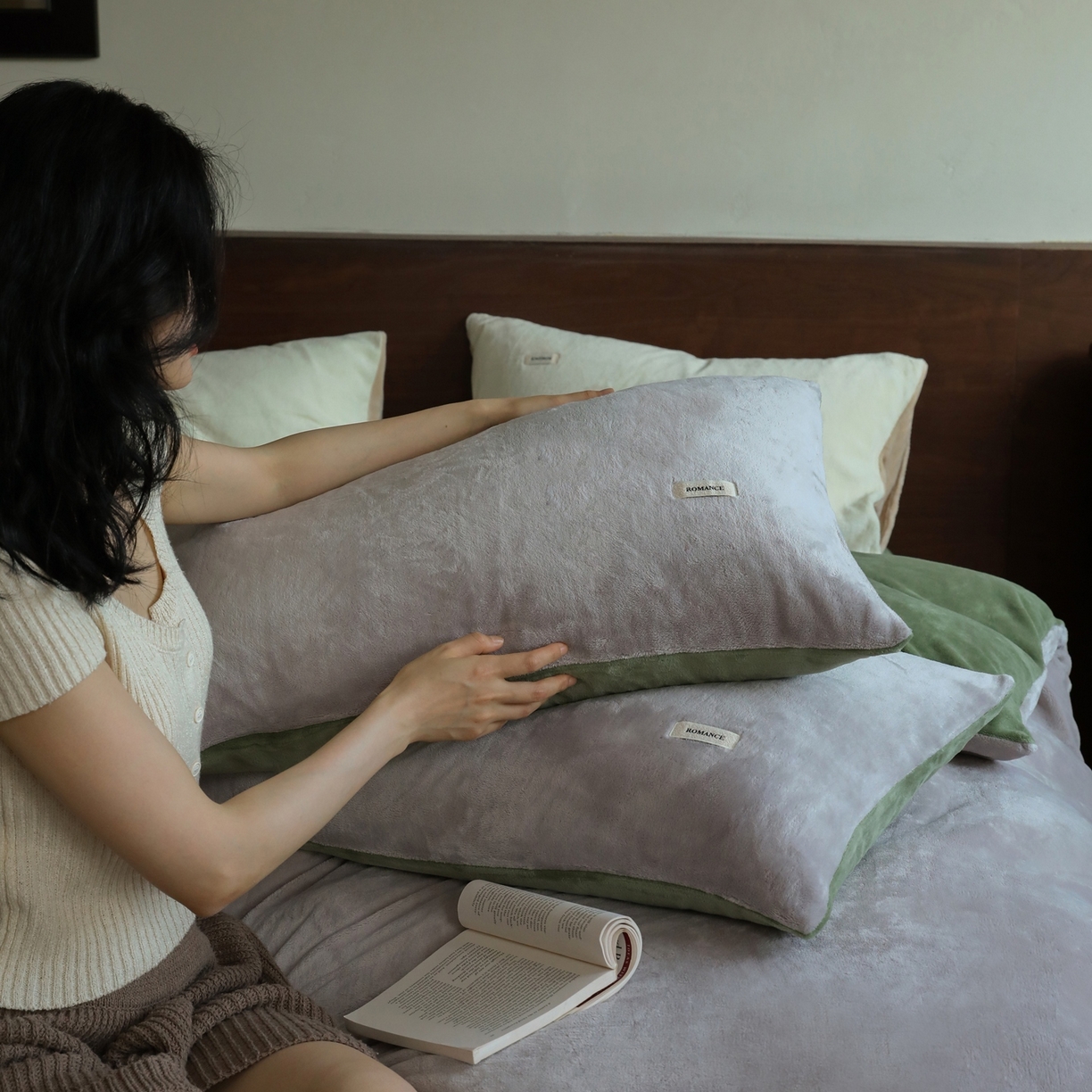 91家纺网 家纺一手货源 找家纺 时光里 2025新款230克纯色双拼牛奶绒四件套 星际灰拼橄榄绿